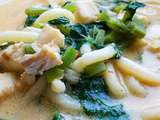 Soupe à la noix de coco à l’églefin, nouilles udon, haricots plats, pak-choï et sauce soja