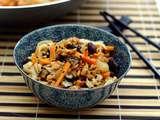 Wok de nouilles aux protéines de soja, shiitaké et carotte