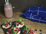 Idée de brunch: tartines coppa-myrtilles et milkshake à la figue