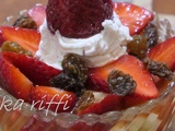 Bowl fraises bananes- raisins secs et chantilly- petit dejeuner et dessert