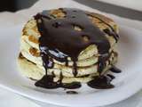 Pancakes au fromage blanc et sauce au chocolat noir