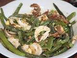 Salade de haricots verts et pourpres*, oeufs, filets d'anchois, oignons et capres