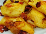 Pierogi pommes de terre/cheddar et leur sauce aux oignons caramélisés et bacon