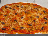 Pizza au thon, olives et fromage