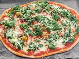 Pizza aux épinards, chorizo et olives