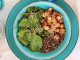 Buddha bowl healthy et végé: quinoa trois couleurs, jeunes pousses d'épinards et tofu en sauce aux arachides