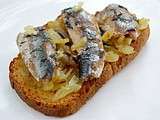 Tartines aux sardines et oignons confits