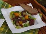 Salade rustique au boudin noir, raisin et noisettes