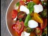 Salade de tomates colorées, crottin de Chavignol et vinaigrette aux pignons de pin