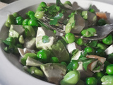 Salade healthy en vert: fèves, petits pois, avocat et filet de poulet