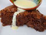 Gâteau mousseux au chocolat et crème anglaise à l'amande amère
