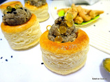 Mini bouchées feuilletées au caviar d'aubergine avec des perles de jus de citron et des graines de nigelle