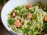 Salades de nouilles udon aux courgettes, saumon et coriandre