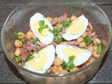 Salade de pois chiches au cumin, bacon et œuf