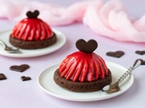 Entremets de Saint Valentin à la fraise, pistache et chocolat