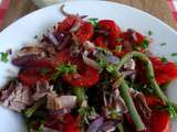 Salade d'haricots verts et thon aux tomates et oignons grillés, sauce au yaourt -Light