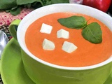 Soupe crème chaude à la tomate, au fromage frais et au basilic