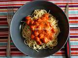 Spaghettis aux knackis et sa sauce aux tomates et piment d'Espelette