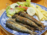Sardines frites et ses frites de pommes de terre- assiette algérienne type de l'été