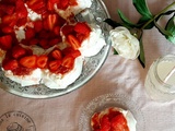 Pavlova couronne à la fraise et à la rhubarbe