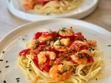 Spaghetti aux crevettes, sauce aux poivrons et aux tomates