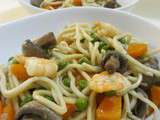 Wok de nouilles chinoises aux crevettes, légumes et épices