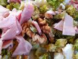 Salade de brocolis, jambon, chèvre et noix