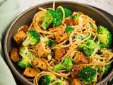 Spaghetti sautés au tofu fumé et brocolis