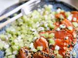 Tataki de saumon au sésame, salade concombre et radis noir