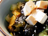 Salade d’algues wakamé, concombre et tofu. Cuisine japonaise