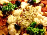 Pizza sur pita au pesto de tomates séchées, feta végétal, olives marocaines, et persillade