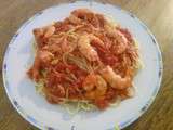 Nouilles chinoises aux crevettes et sauce tomate