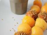 Dossier couleurs dans l'assiette: brochette de melon, abricot et carotte au miel et graines de sésame et sauce dip à l'orange