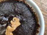 Mug cake moelleux au chocolat et cœur fondant au beurre de cacahuètes