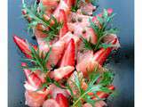 Carpaccio de saumon, fraises et poivre vert, sauce aux agrumes