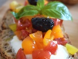 Bruschetta tomates mozzarella olives noires