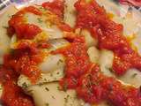 Ravioli aux épinards, au veau, citron et parmesan accompagner d'une sauce tomates