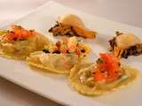 Ravioles de crevettes aux petits légumes, chanterelles, crème, émulsion de crustacé et huile d'olive