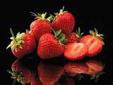 Tartare de fraises a la menthe et sa sauce caramel de vinaigre balsamique a la fraise, sur lit glace de granite a la menthe
