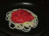 Spaghettis de banane à la bolognaise de fraises et framboises