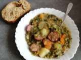 Ragoût de légumes, salade, pommes de terre, carottes, oignon, petits pois et saucisses de Montbéliard