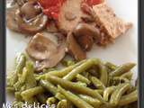 Rôti de porc tranché à la tomate, oignons, champignons et son lit d'haricots verts persillés
