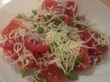 Salade de tomates, dés de poivrons verts, oignon et échalotes emmental