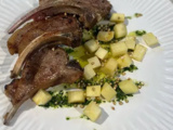 Côtelettes d'agneau de pré-salé, salsa verde et sarrasin de Cyril Lignac dans Tous en Cuisine