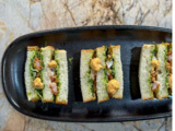 Sandwich de crevettes en tempura, avocat et sauce pimentée de Cyril Lignac dans Tous en cuisine