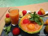 Jus et corbeille de fruits  melon / pastèque / prunes / mangue /pomme / gingembre / poudre de baobab / boisson d'amande 