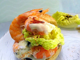 Mini burger aux crevettes - sauce mayonnaise/ pesto / tapenade noire + salade