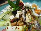 Salade estivale  courgettes/ sardines, oeufs durs, fruits secs,fromage, vinaigrette, céréales 
