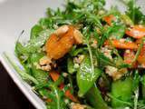 Salade de roquette au quinoa, aux légumes et aux crevettes caramélisées