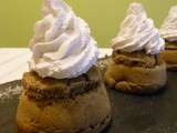 Petites montagnes enneigées façon cupcakes Thé matcha, chantilly coco et coeur de myrtilles ;) #vegan par Elodie